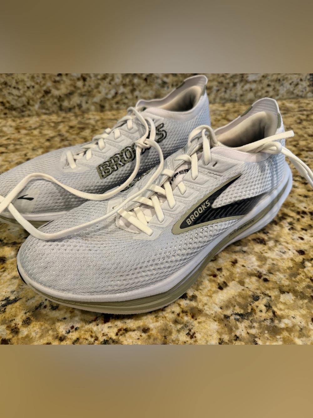 Brooks Men’s Hyperion 9.5 White and Gray Athletic Running Shoes Good condition